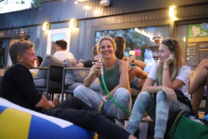 Hostia na bavia na oslave narodenín